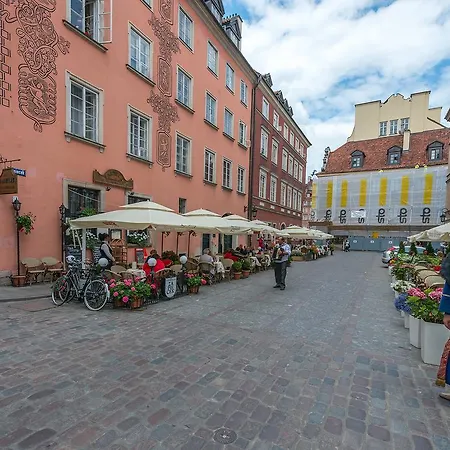 Rynek Starego Miasta 19 *